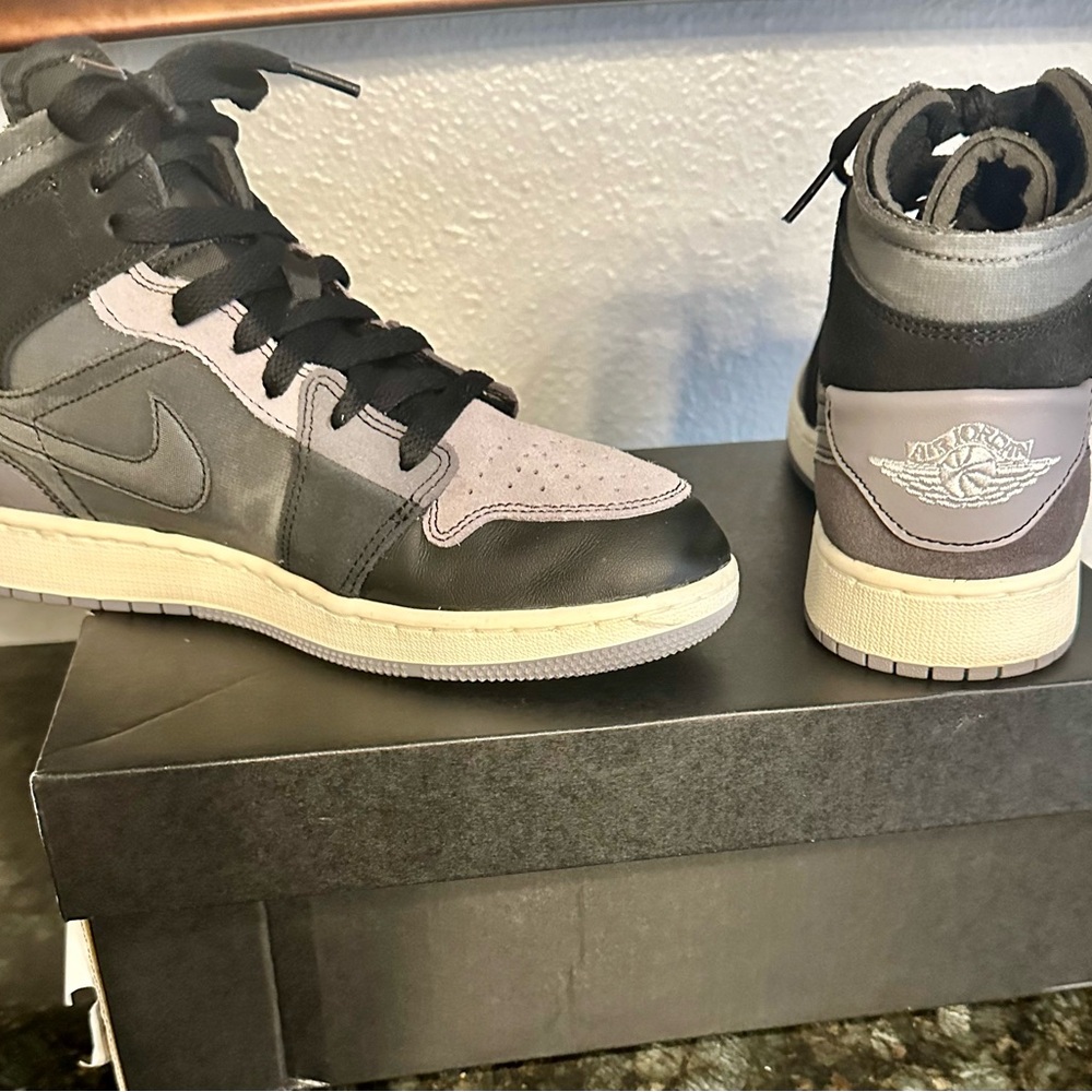 Jordan Mid’s Women’s size 8. Excellent condition worn once. Box included.